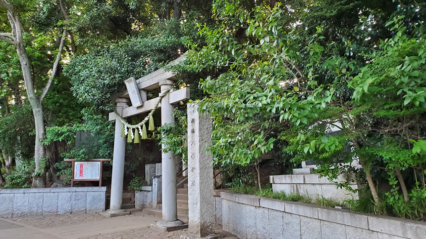 池月橋を渡ると千束八幡神社が見えてきます