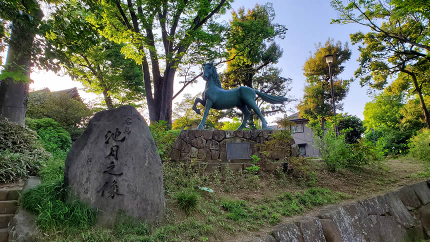 洗足池にある源頼朝の馬で、佐々木高綱に与えられ活躍した名馬「池月」の銅像