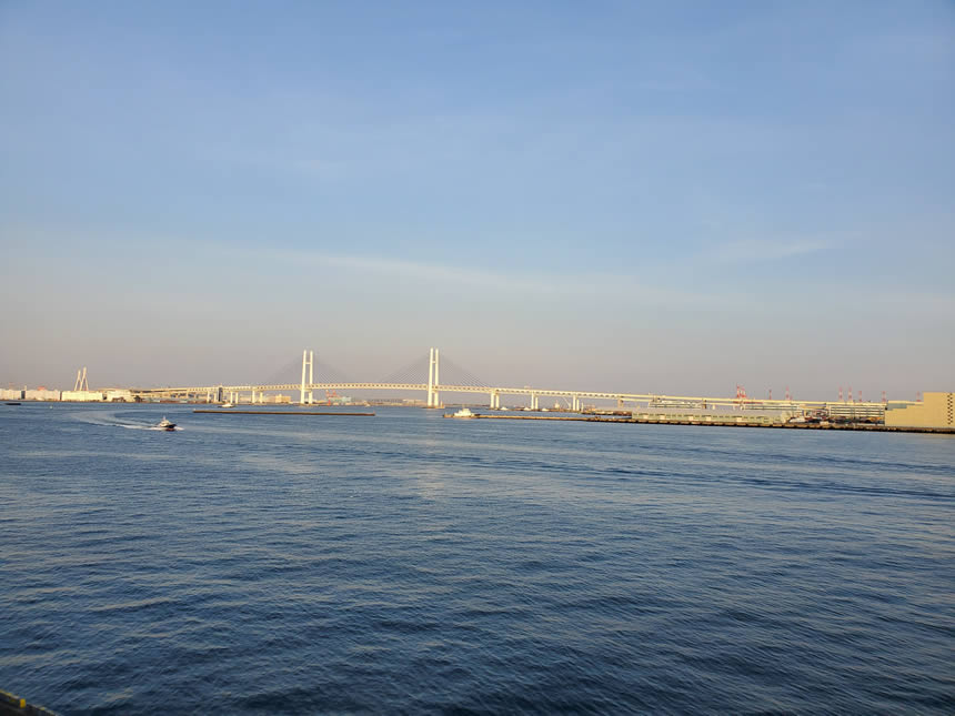 大さん橋　向こうに横浜ベイブリッジ！
