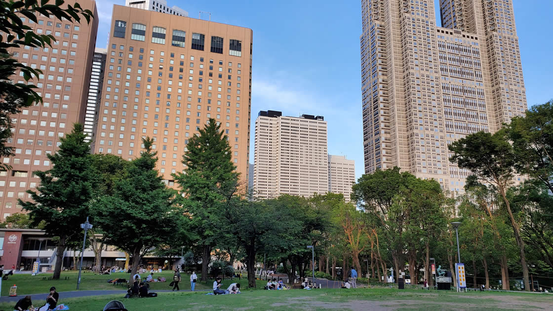 新宿中央公園『芝生広場』に到着♪