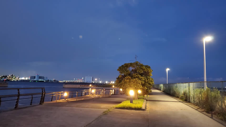 駐車場に向かいながら振り返ると工場の明かりがきれいに見えてきました！