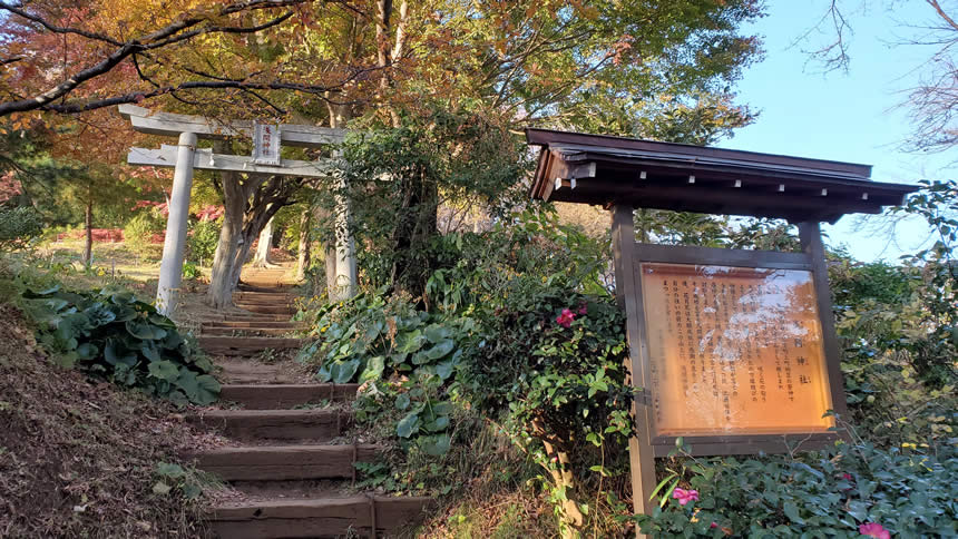 山道の途中には「浅間神社」もあります。