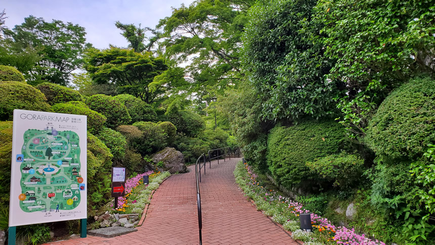 強羅公園は少し坂になっていたので緩やかな斜面を登りながらお散歩スタート♪