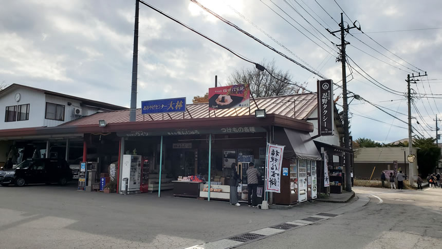 おみやげセンターが併設された駐車場です！