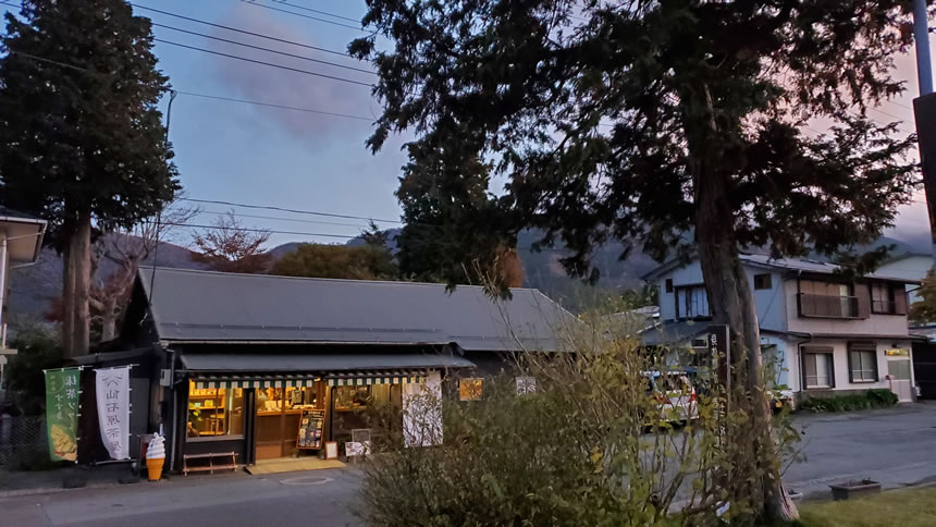 お散歩の途中「仙石原茶屋」などのお店もあったよ！