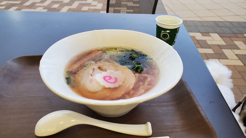 フードコート外のテラス席でパパはラーメンタイムです！（外のテラス席でも飲食可能です！）