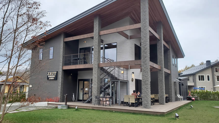 山中湖の湖畔から少し奥まった場所にある「ZEIT Bakery Cafe(ツァイト ベーカリー カフェ)」