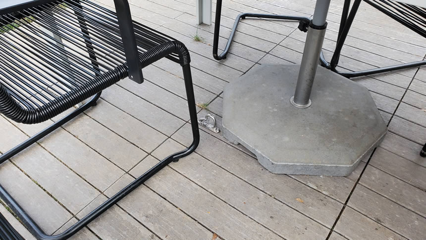 テラス席にはリードフックがが付いてました!