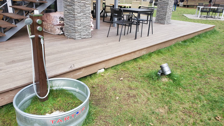 お店の入口付近にシャワーもついてました!