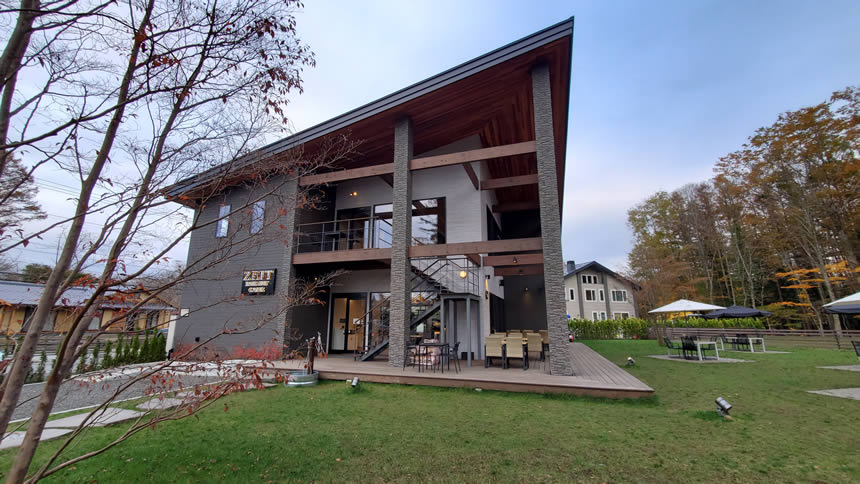 森の隠れ家のようなリゾート感あふれる「ZEIT Bakery Cafe」で、美味しいパンとコーヒーを楽しみながらドッグランでたくさん遊んで大満足の、のんまる家でした。