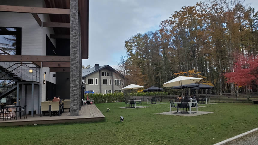 車を降りてステキな場所でドキドキしながらパン屋さんに向かいます!