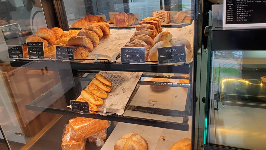 「クロワッサン」、「パン・オ・ショコラ」、「米粉のパン」とコーヒーを注文♪