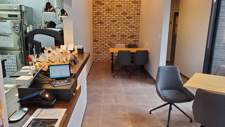 お店の中でも食事ができるスペースがありました。