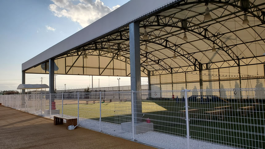 屋根付きのドッグランなので雪や雨でも楽しめます！